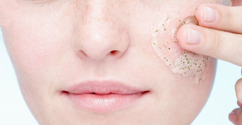 Dùng sữa rửa mặt trước hay tẩy da chết trước